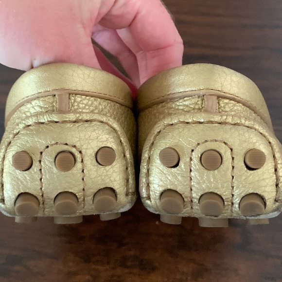 Tory Burch Kendrick Gold Leather Drivers Loafers - Picture 5 of 6